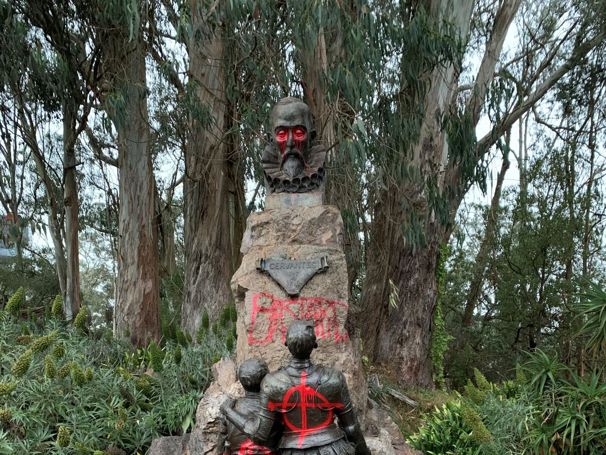 Foto: La escultura de Miguel de Cervantes vandalizada. (Reuters)