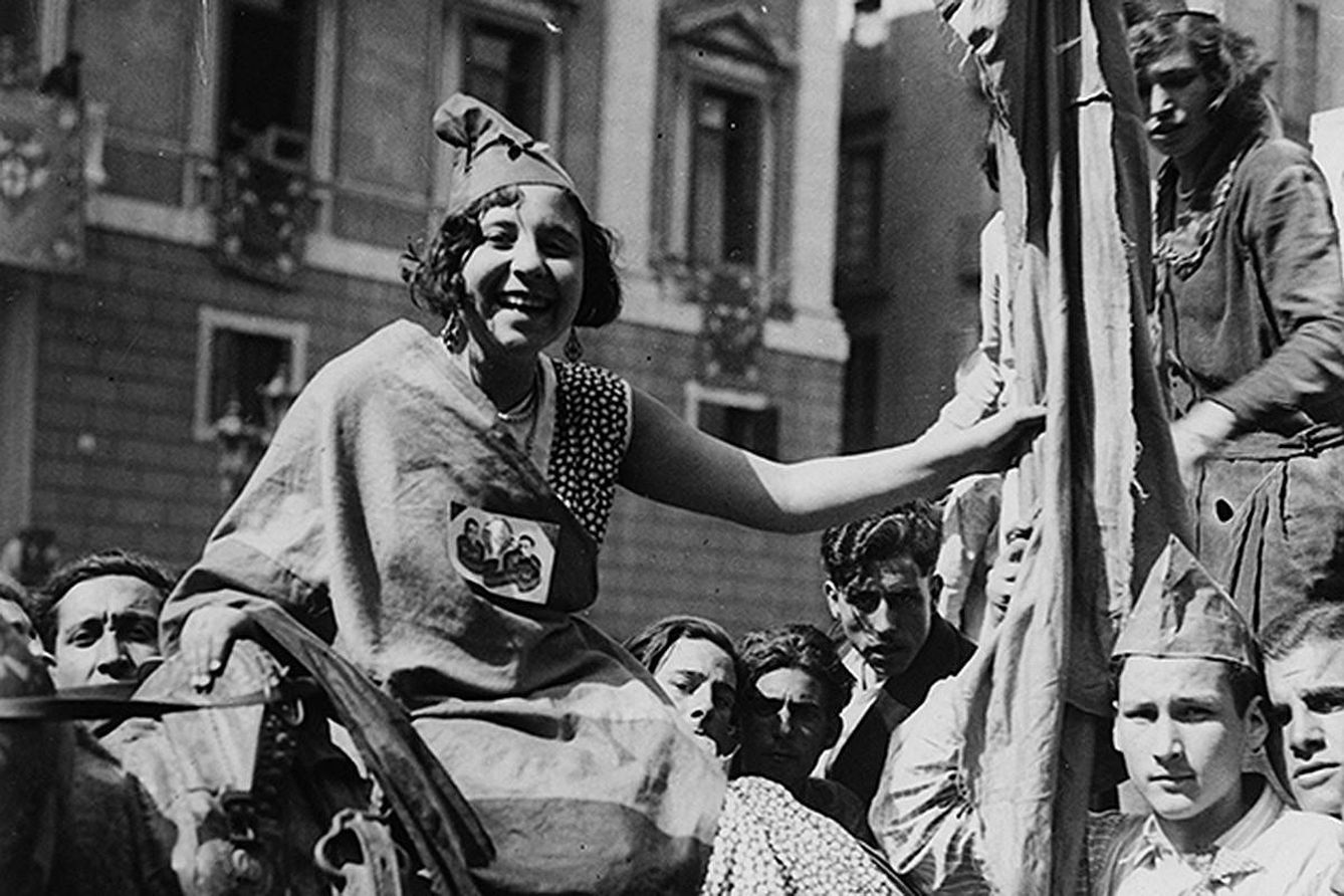 Celebración de la II República en la Barceloneta el 14 de abril de 1931.