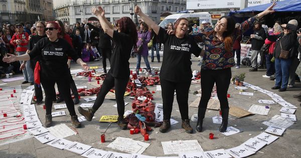 Foto: Imagen de las mujeres en huelga de hambre en la Puerta del Sol. (EFE)