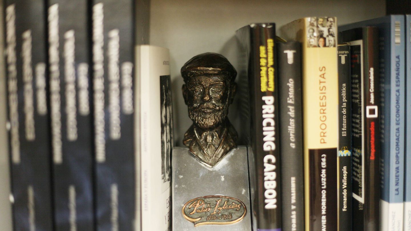 Un busto de Pablo Iglesias, fundador del PSOE, sirve como apoyo de los libros que guarda en su despacho de Ferraz Pedro Sánchez. (Enrique Villarino)