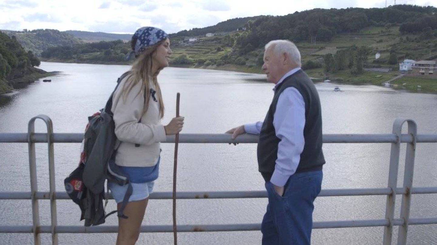 Marta Márquez con un vecino de Portomarín en la quinta entrega de '¡Buen Camino!'. (RTVE)