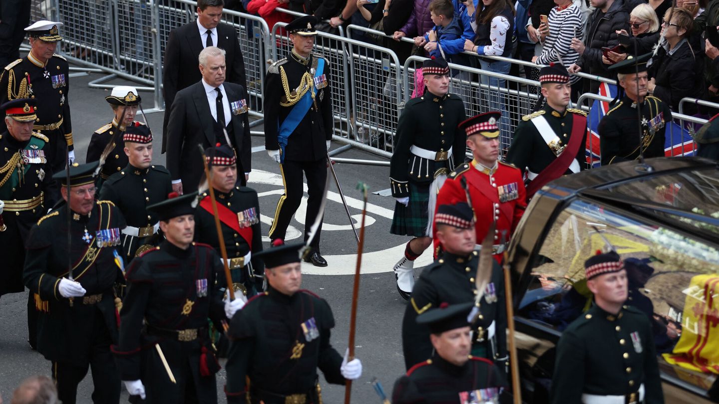 Los cuatro hijos de Isabel II siguen su féretro por las calles de Edimburgo. (Reuters/Carl Recine)