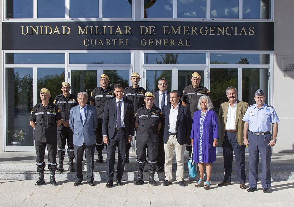 Foto: Visita a la UME compuesta por 4 parlamentarios del PP y dos del PSOE, entre ellos, Sánchez (Foto: Ministerio de Defensa)