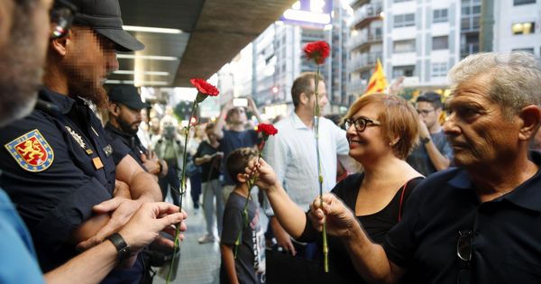 Foto: Manifestantes entregan claveles. (EFE)