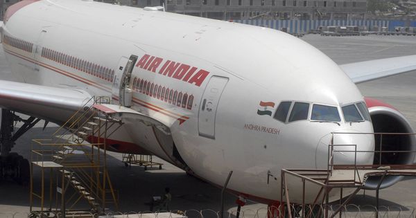 Foto: El avión de Air India estaba parado en la pista (EFE/Divyakant Solanki)