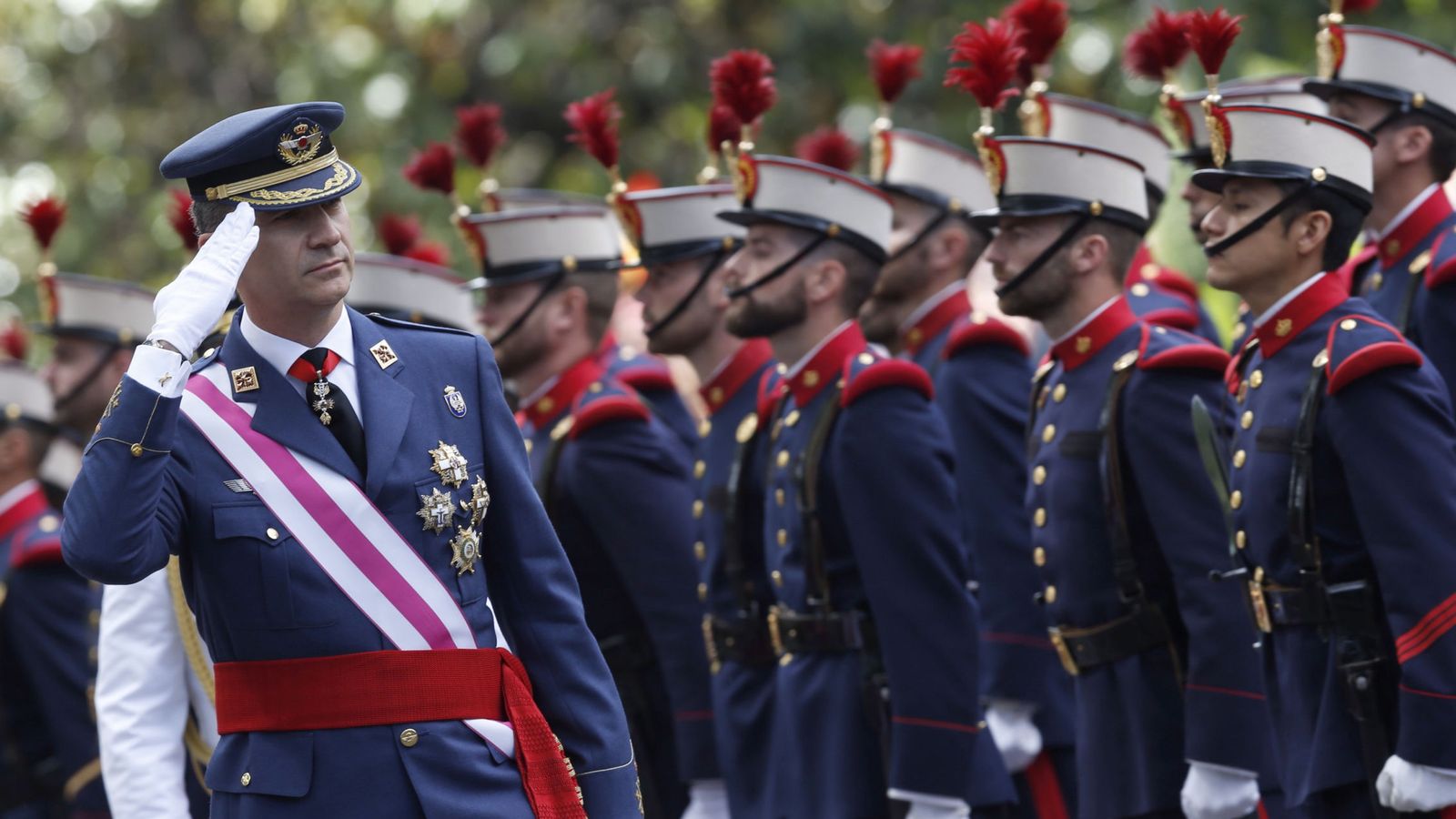 Foto: Felipe VI pasa revista durante el acto central del Día de las Fuerzas Armadas. (EFE)