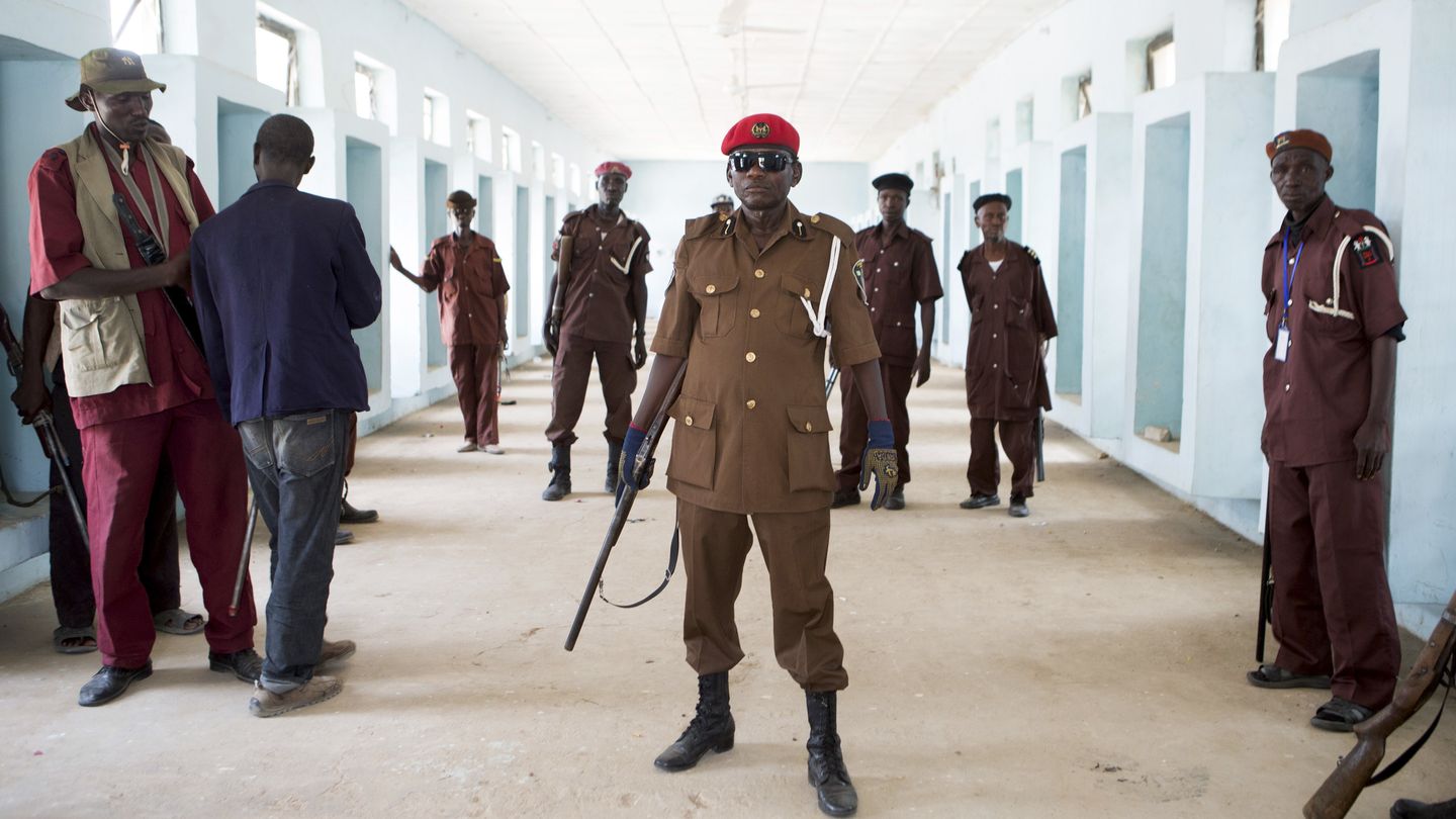 Miembros de un grupo de 'vigilantes' formado por cazadores para combatir a Boko Haram posan en Maiduguri, Nigeria (Reuters).