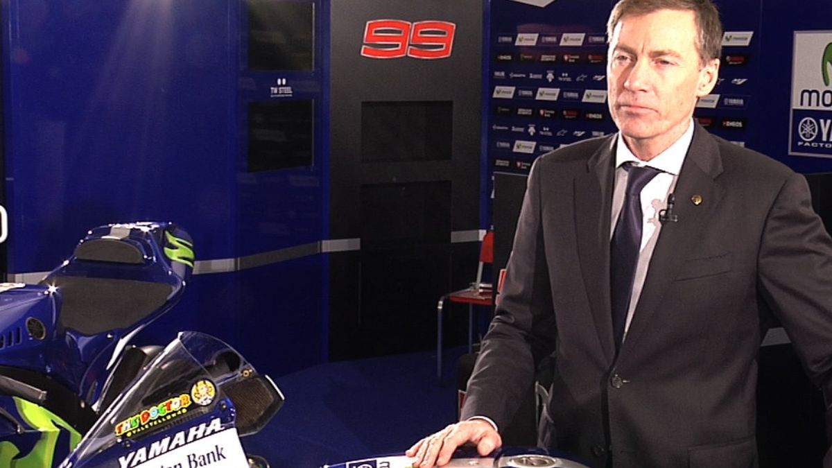 El director de Yamaha revela los secretos del box: "Rossi siempre llega tarde"