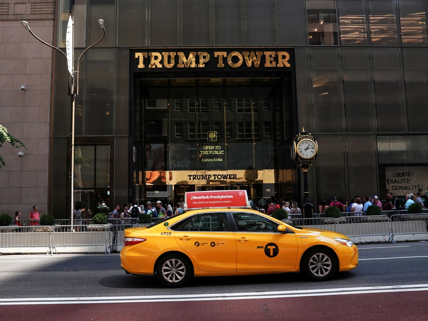 Vista de la entrada de la Torre Trump en Nueva York. (Reuters)