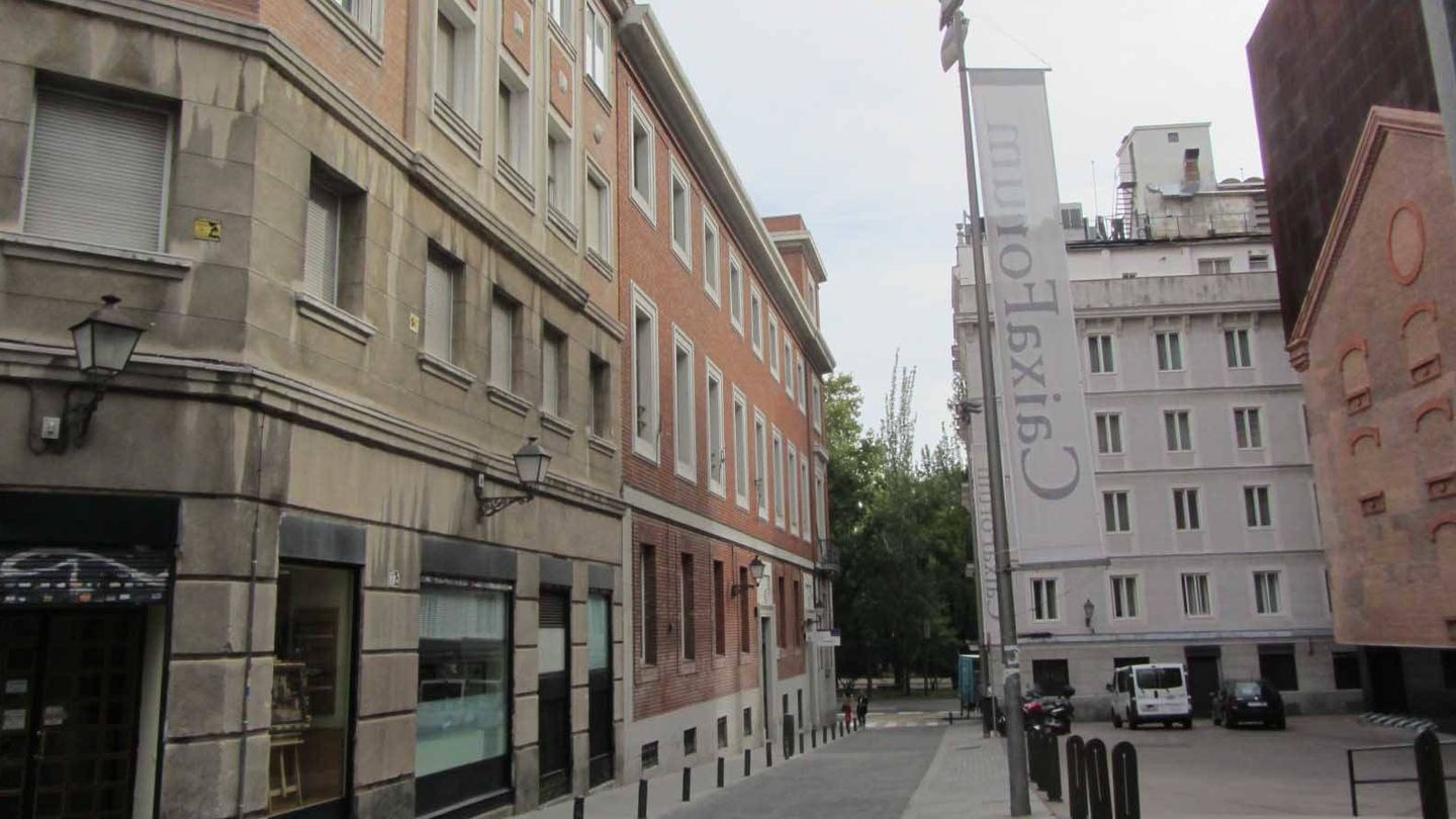 En el lado izquierdo, uno de los laterales del edificio de ladrillo rojo. 