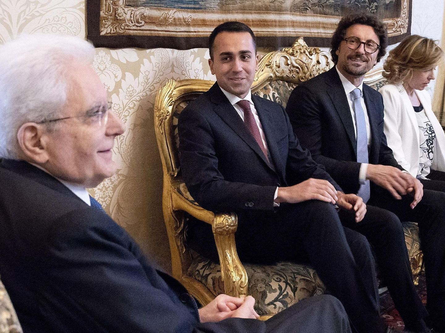 El presidente italiano, Sergio Mattarella, con Luigi di Maio y otros representantes del M5S en el Palacio Quirinale en Roma, el pasado lunes. (EFE)