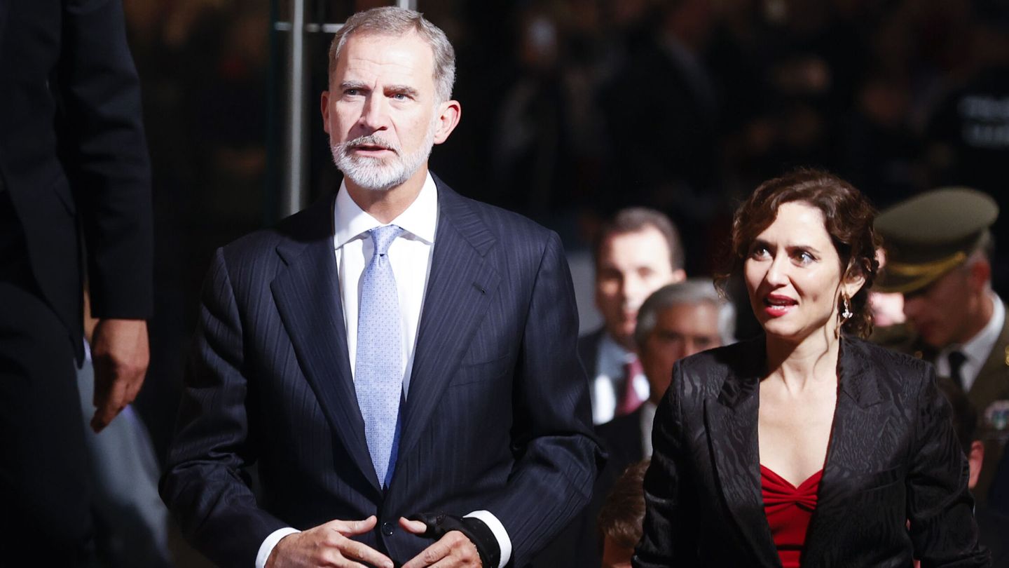 Felipe VI e Isabel Díaz Ayuso en la cena de inauguración del congreso Global Mobility Call. (EFE/Javier Lizón)