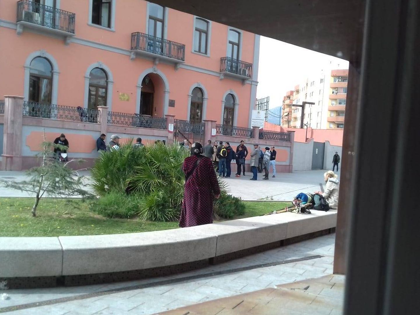 Foto: Marroquíes en Algeciras delante de su consulado esperando que les den una solución.