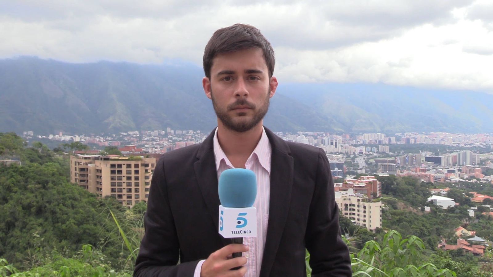 Foto: Aitor Sáez, periodista español, durante una retransmisión desde Venezuela.