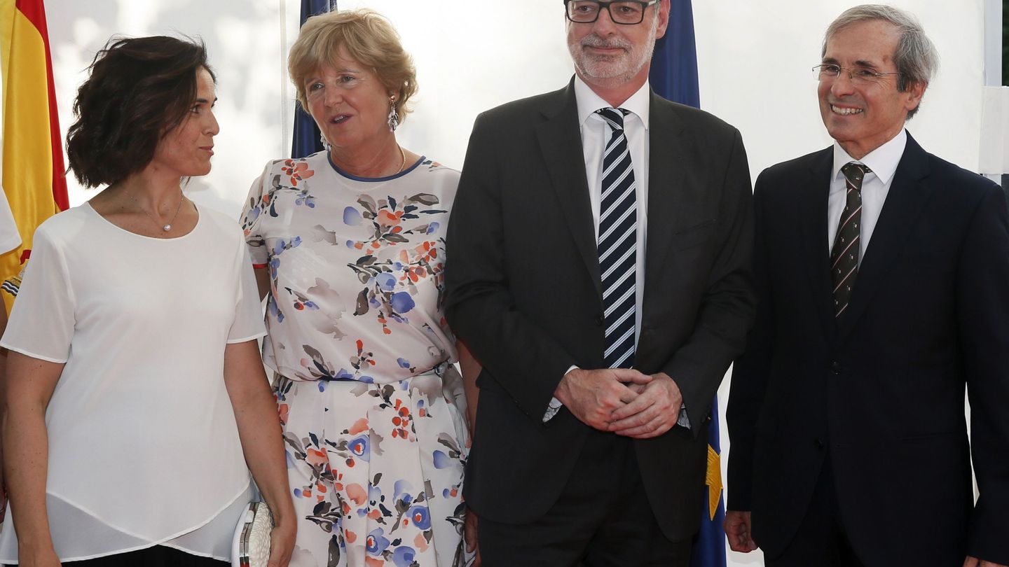 Villegas, junto al embajador de Francia Yves Saint-Geours y su mujer. (EFE)