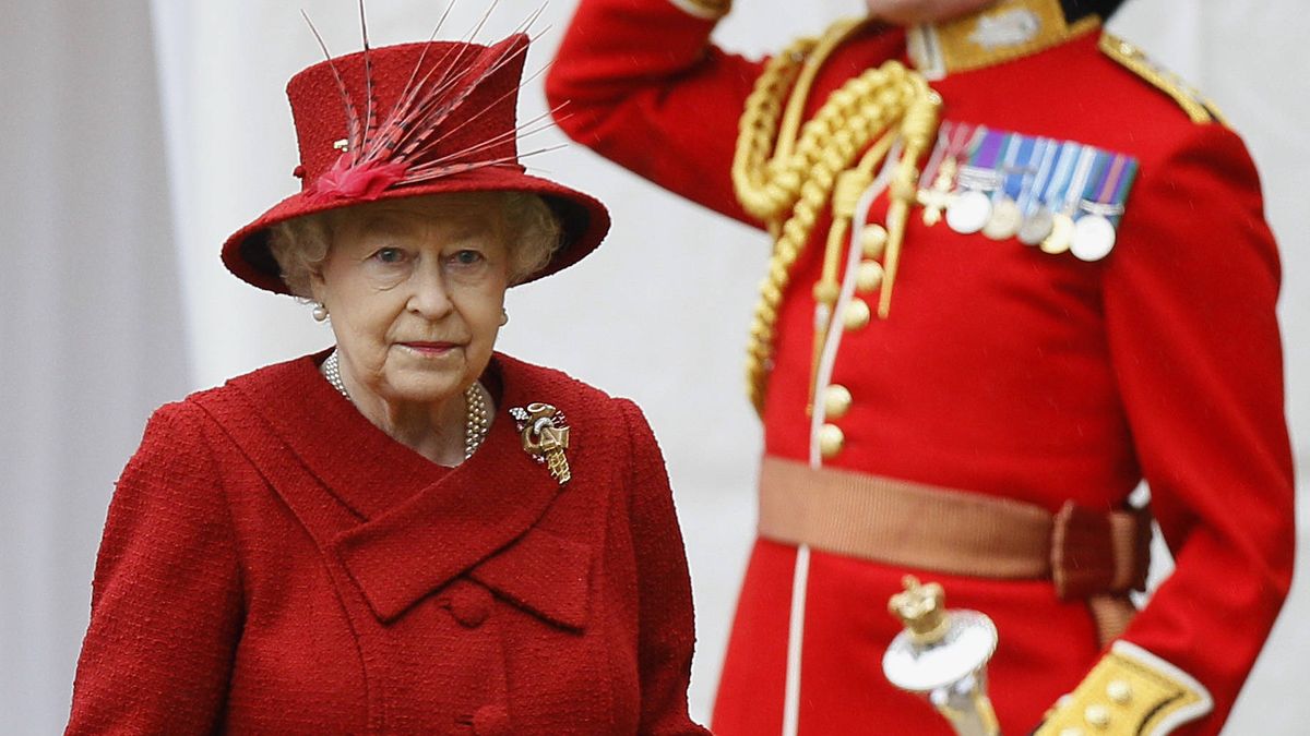 Isabel II, a punto de recibir un disparo de uno de sus guardias en Buckingham