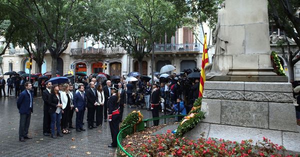 Foto: El Presidente de la Generaliat, Quim Torra (c), encabeza la ofrenda floral del Govern al monumento a Rafael de Casanova. (EFE)