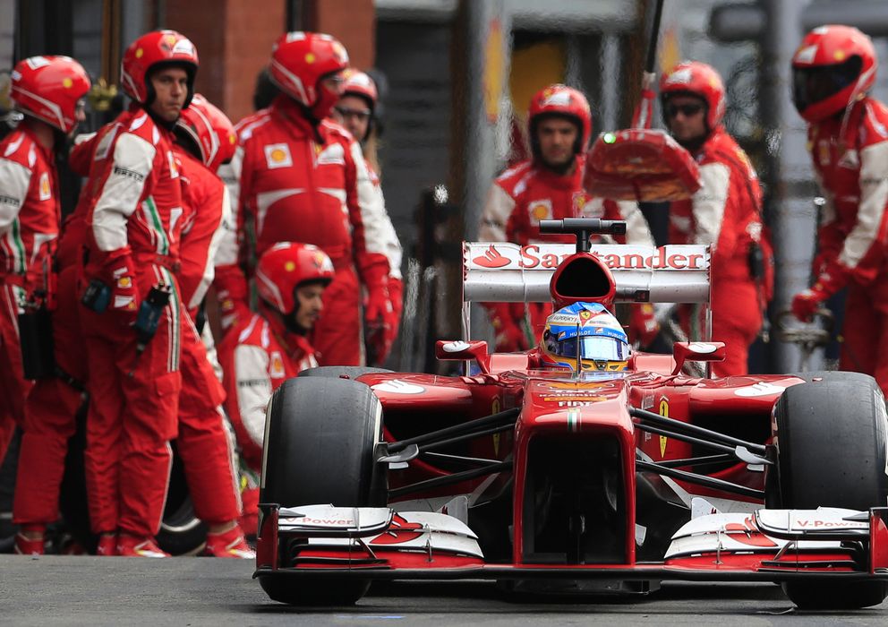 Foto: Fernando Alonso tras realizar un 'pit-stop' este domingo en Spa-Francorchamps.