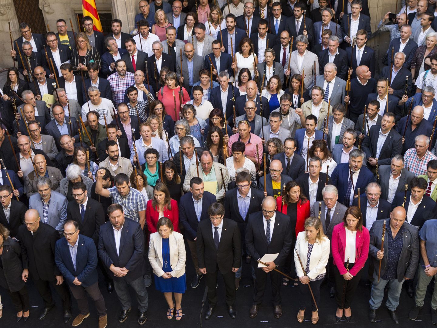 El 'president' de la Generalitat, Carles Puigdemont, recibe a los alcaldes insurrectos. (EFE)