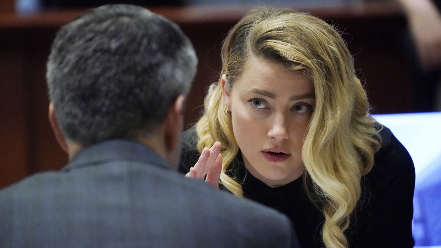Amber Heard habla con su abogado en la corte. (EFE/Helber)