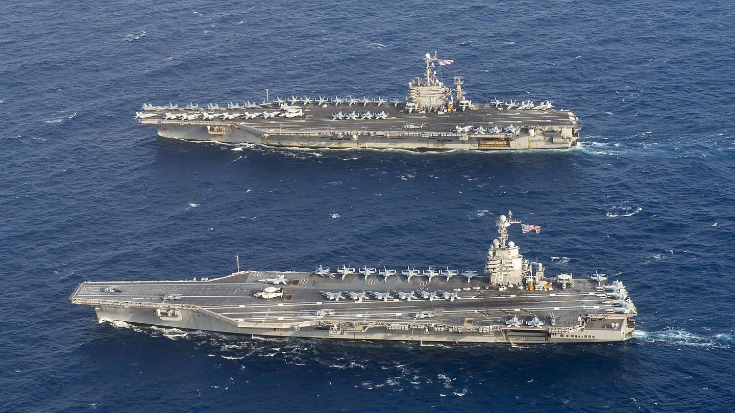 Portaaviones CVN-78 USS Gerald R. Ford (abajo) junto al CVN-75 USS Harry S. Truman. (US Navy/MC Riley McDowell)