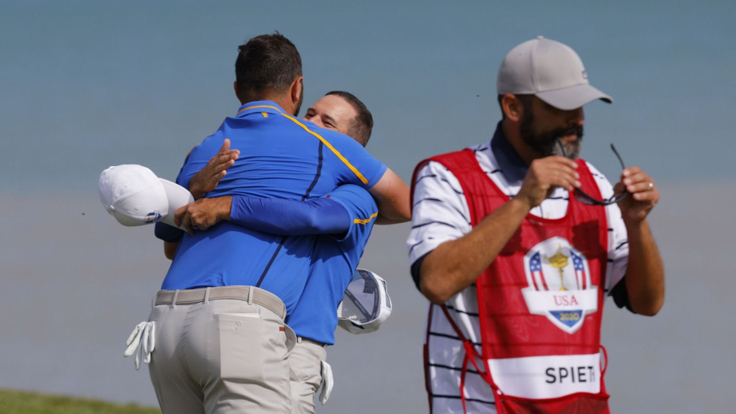 Rahm y García se abrazan tras su primera victoria. (Reuters)