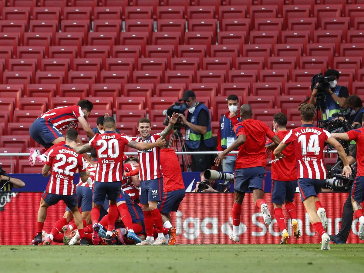 Foto: Los jugadores del Atlético de Madrid celebran la remontada ante Osasuna. (Reuters)