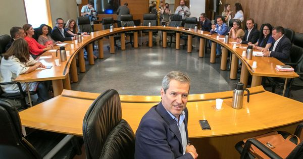 Foto: El candidato de Ciudadanos a la presidencia de Aragón, Daniel Pérez Calvo (c). (EFE)