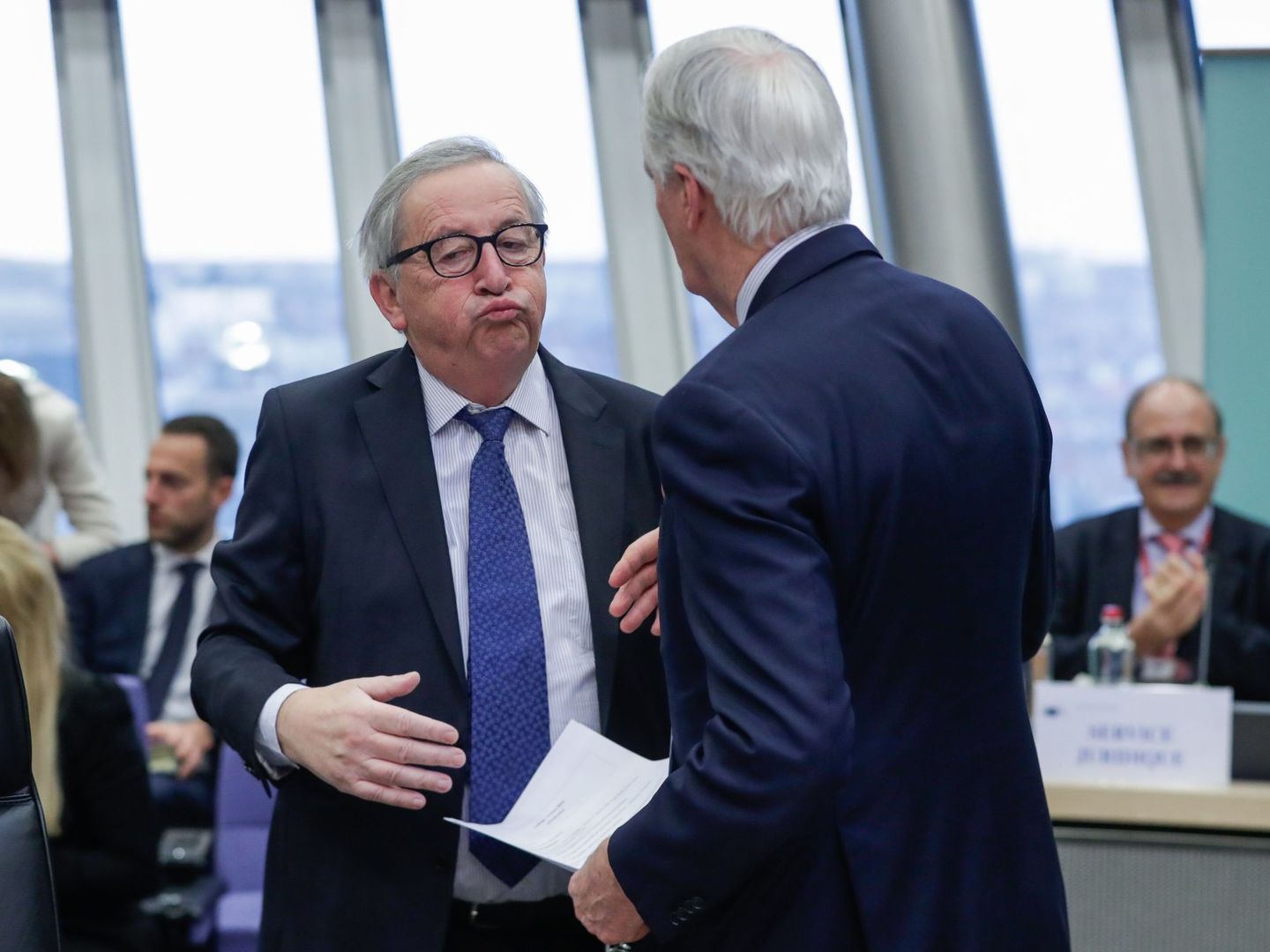 Jean-Claude Juncker, presidente de la Comisión, charla con su negociador jefe. (Reuters)