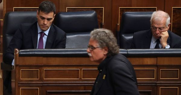 Foto: El portavoz de ERC, Joan Tardà, pasa delante de Pedro Sánchez en el pleno del pasado 27 de junio en el Congreso. (EFE)