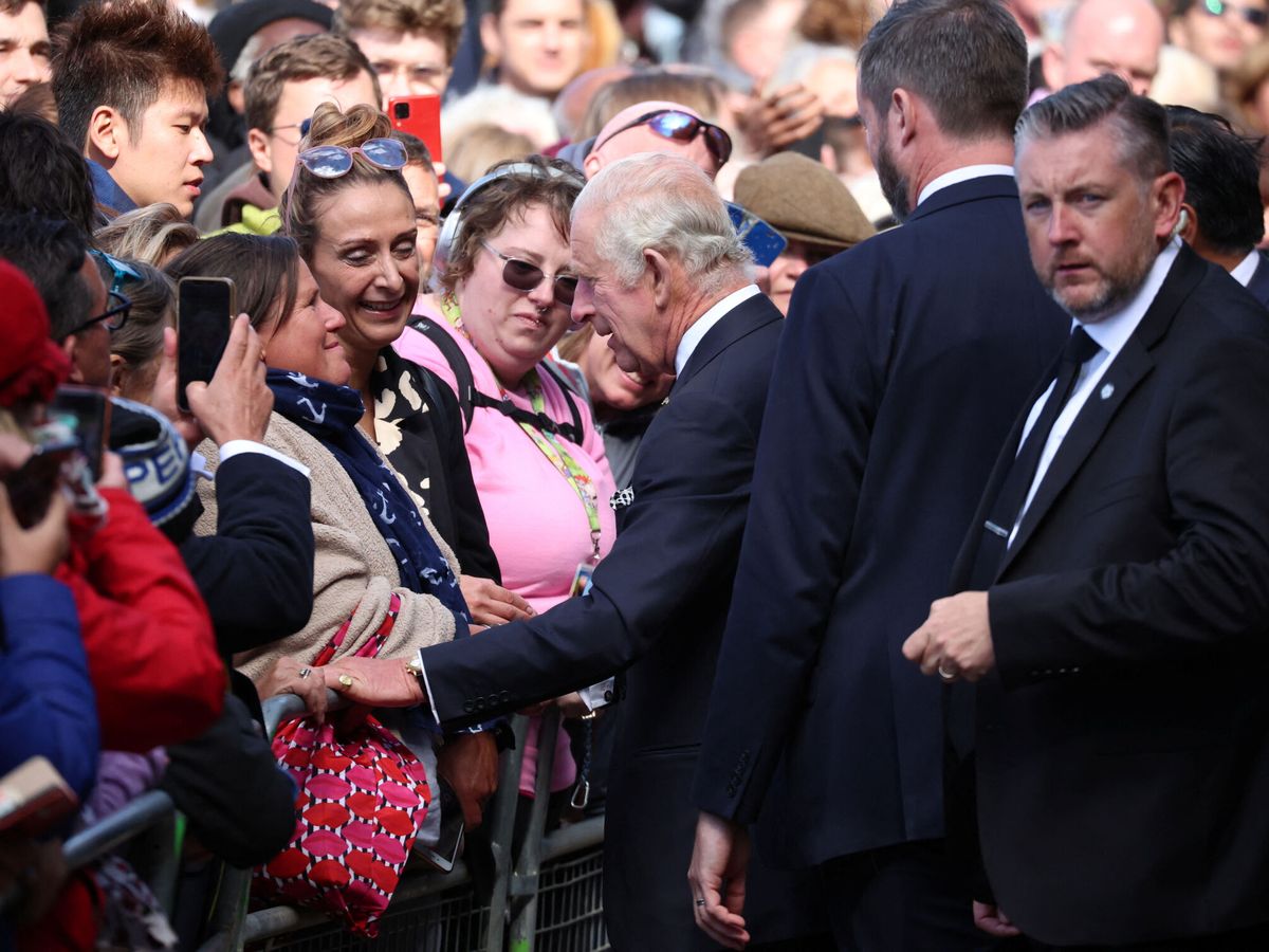 Foto: Carlos III saludando al gentío británico. (Reuters/Phil Noble)