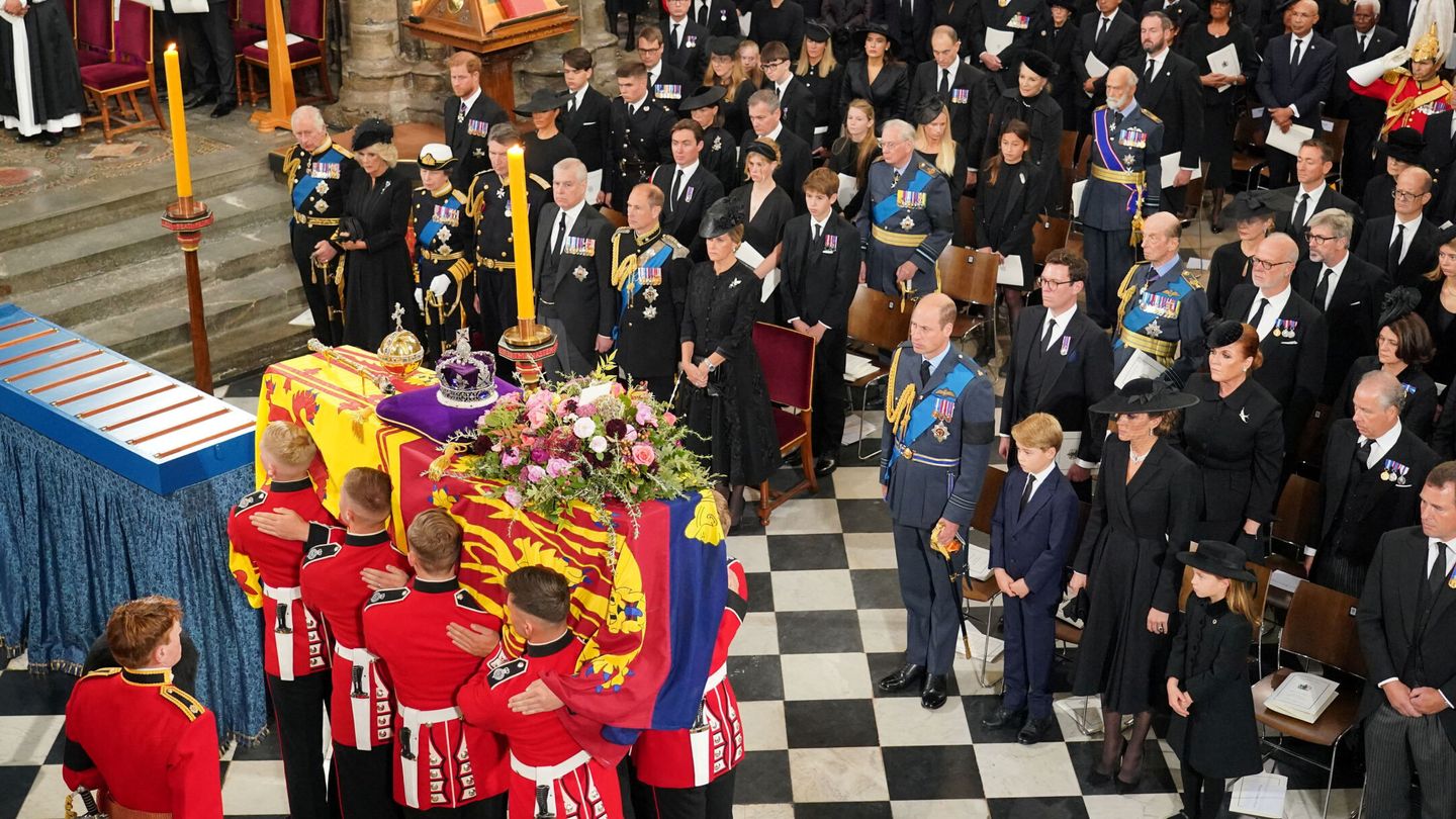 La familia Windsor, en el funeral de Isabel II. (Reuters/Dominic Lipinski)