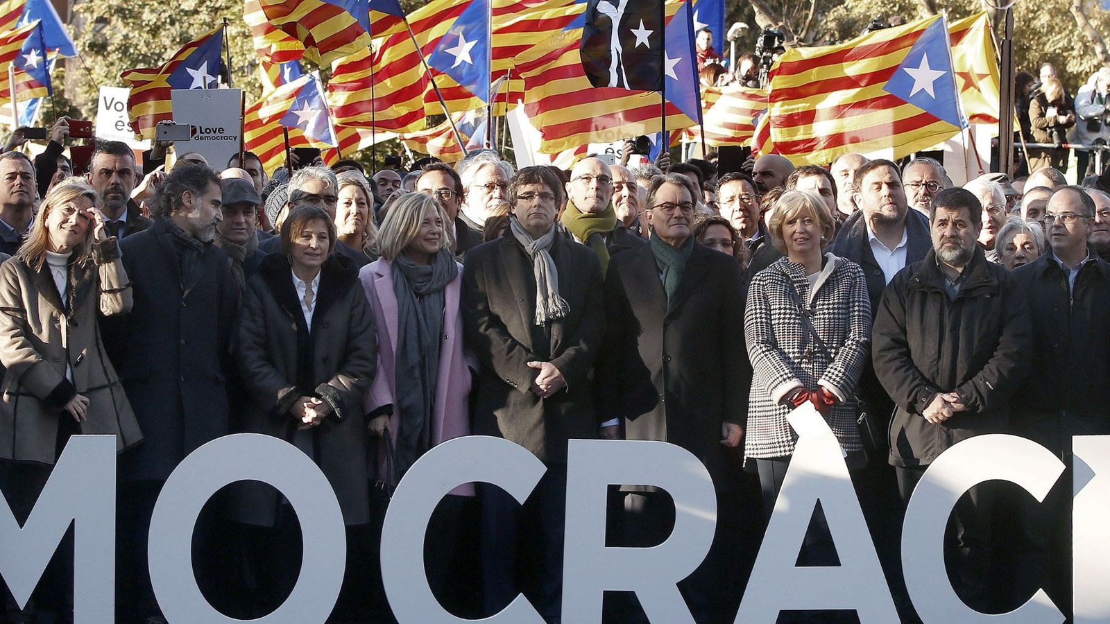 Foto: Puigdemont y el Govern acompañan a Mas (4d), Ortega (4i) y Rigau (3d) hasta el TSJC. (EFE)