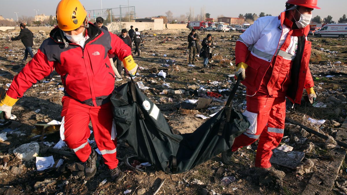 ¿Misil, atentado o un fallo técnico? Ucrania investiga el accidente del Boeing en Irán