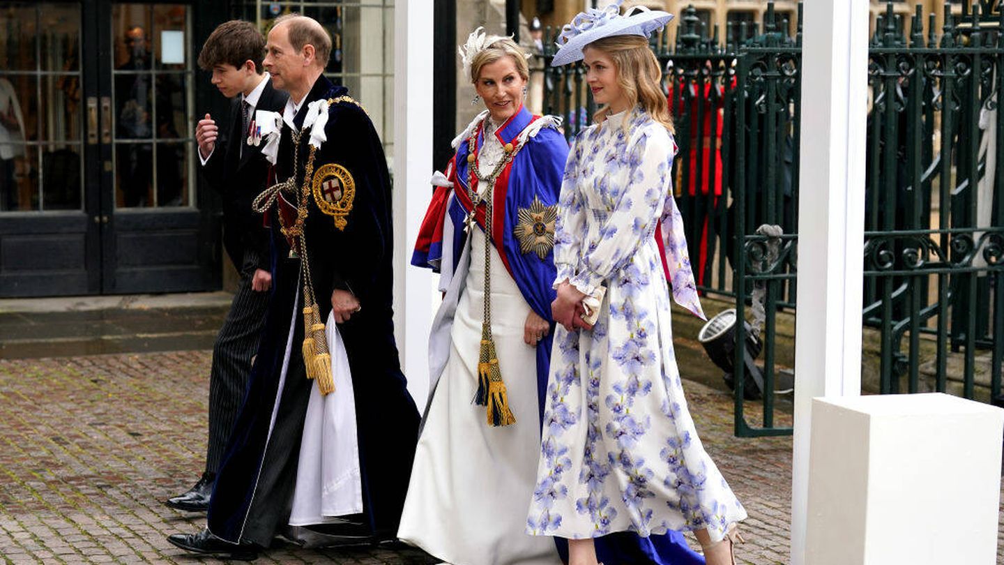 Los duques de Edimburgo, acompañados por sus hijos en la coronación de Carlos III. (Getty)