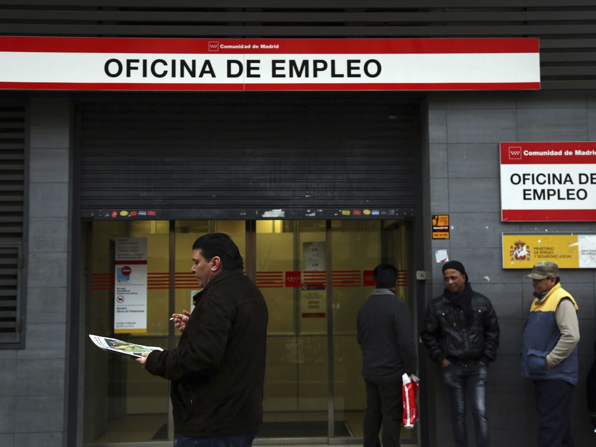 Foto: Cola del paro en una oficina española de Empleo (Reuters)