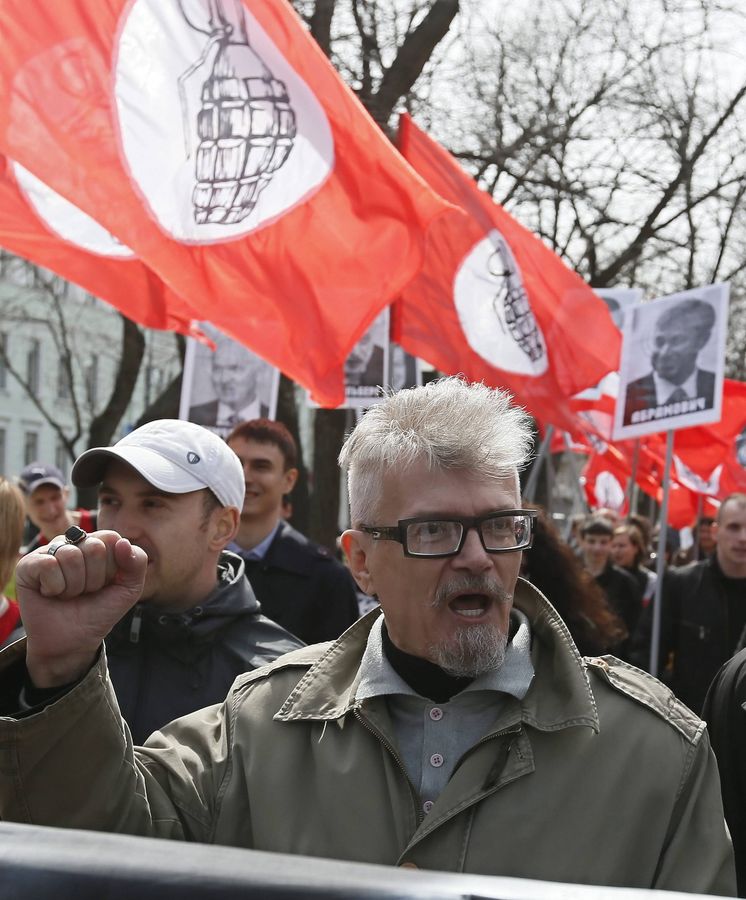 Foto: Limonov durante una protesta de 'nacional-bolcheviques' en Moscú. (EFE)