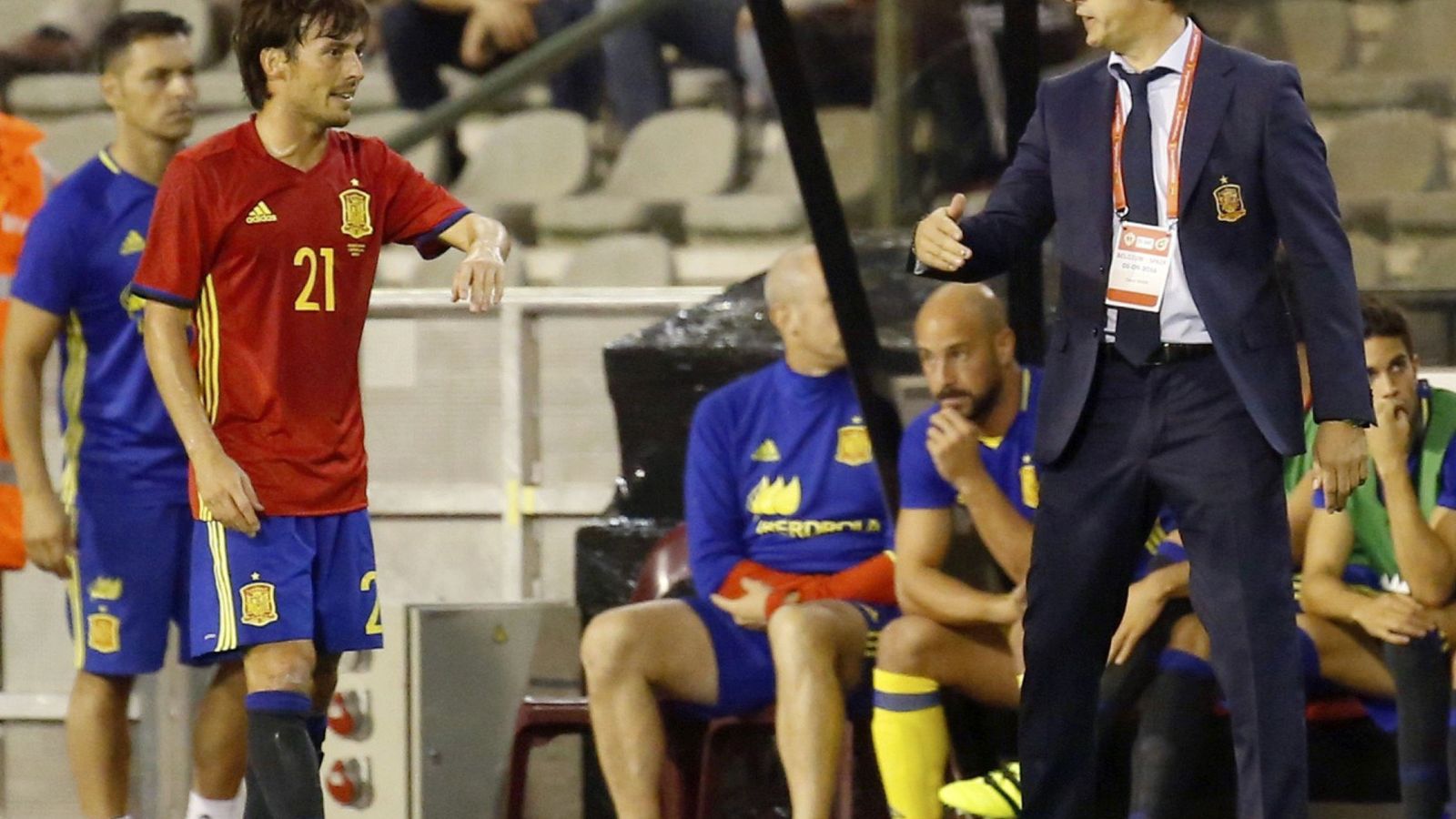Foto: Julen Lopetegui da instrucciones a Silva durante el partido contra Bélgica. (EFE)