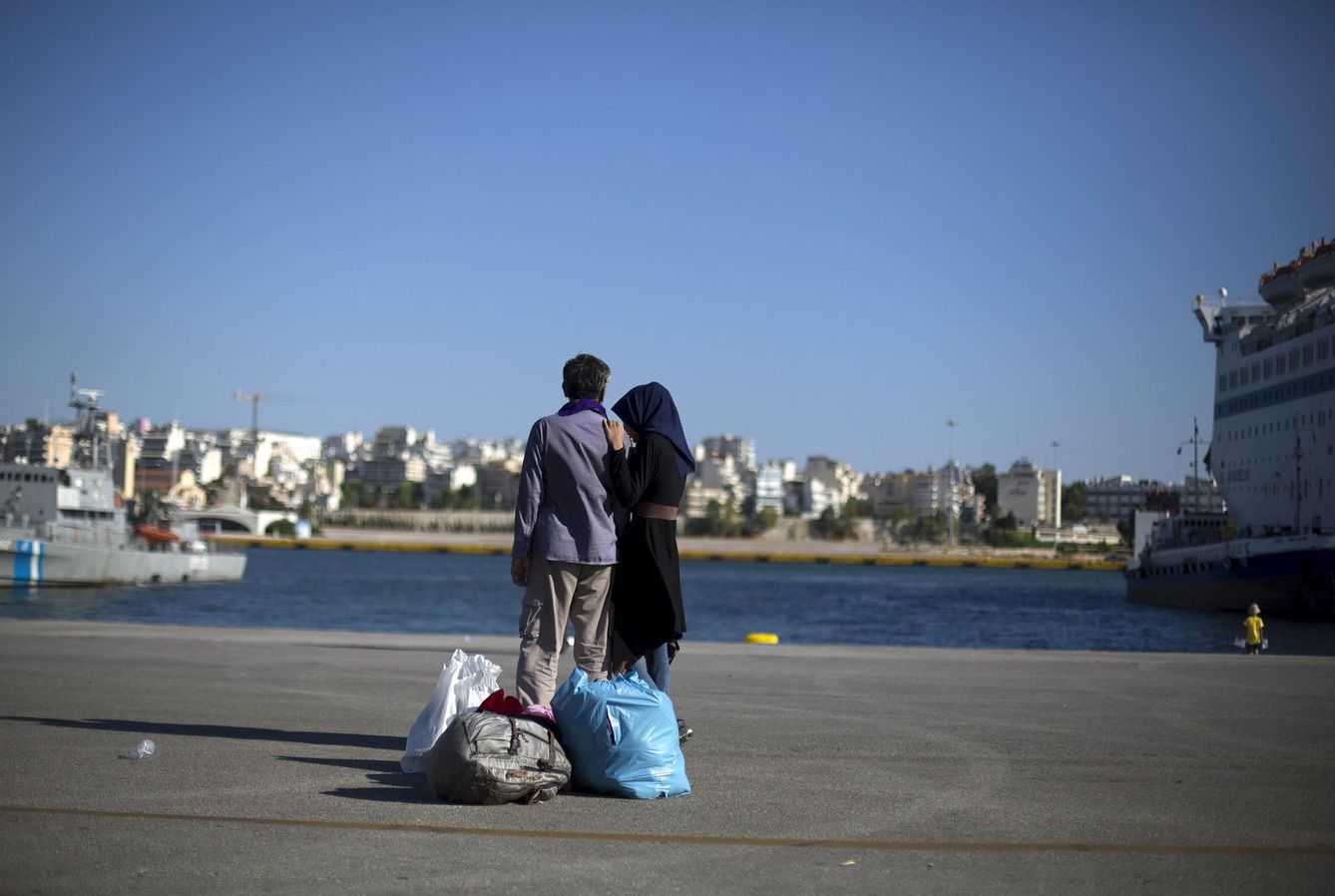 Una pareja de refugiados sirios tras alcanzar las costas de Grecia, cerca de Atenas (Reuters).