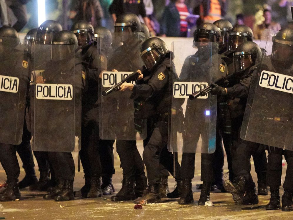 Foto: Antidisturbios de la Policía, este martes, en las calles de Barcelona. (EFE)