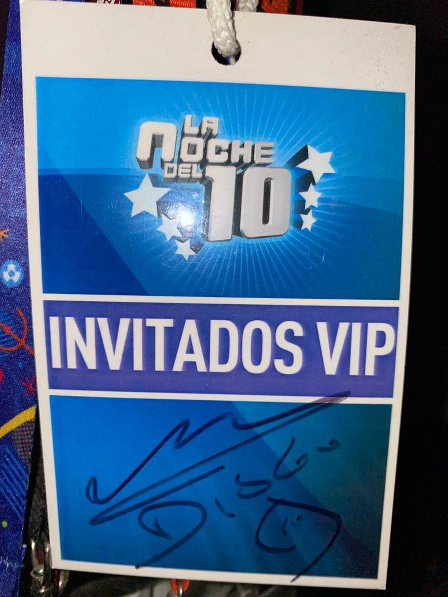 Acreditación VIP firmada por Maradona.