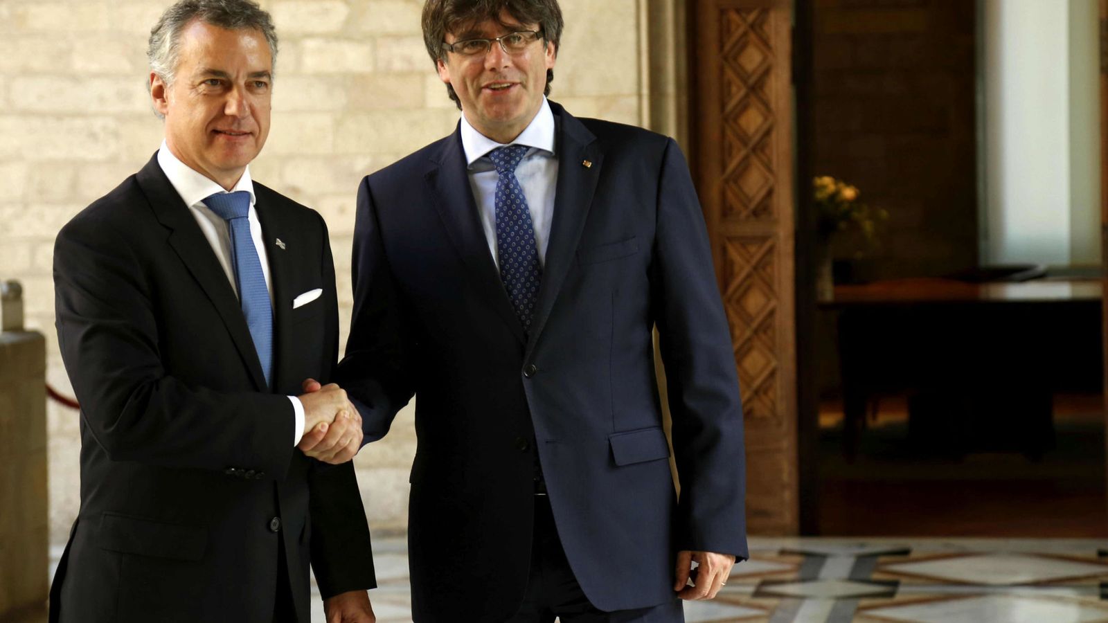 Foto: Puigdemont y Urkullu durante una reunión el 19 de junio de 2017 en el Palau de la Generalitat para abordar el proceso independentista catalán. (EFE)