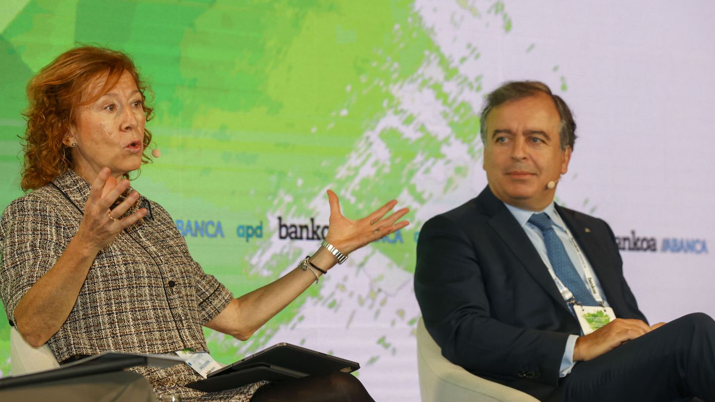 La subgobernadora del Banco de España, Margarita Delgado, junto al CEO de Abanca, Francisco Botas. (EFE/Luis Tejido)