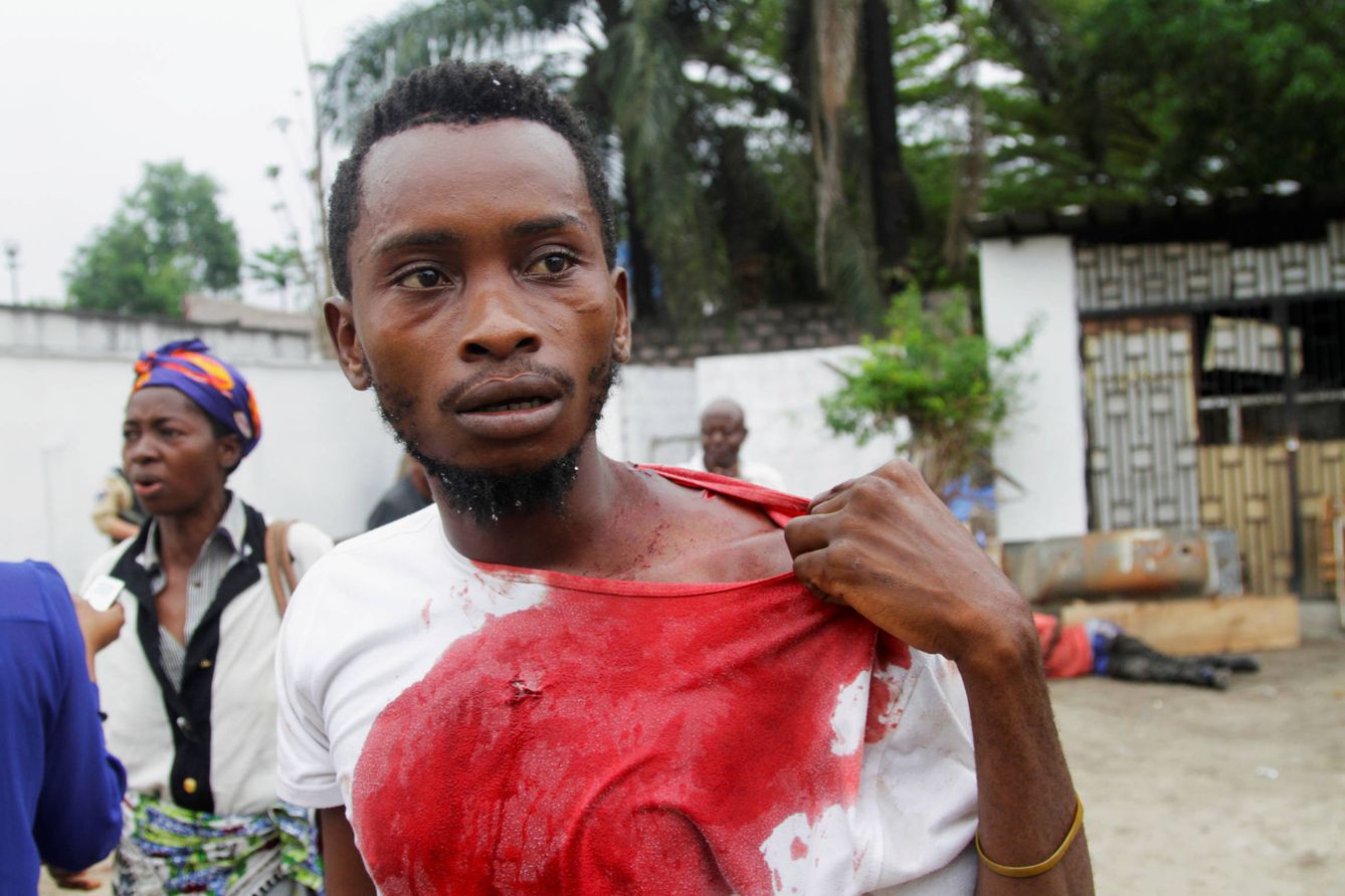 Un opositor herido durante el ataque a la sede de su partido en Kinshasa (Reuters).