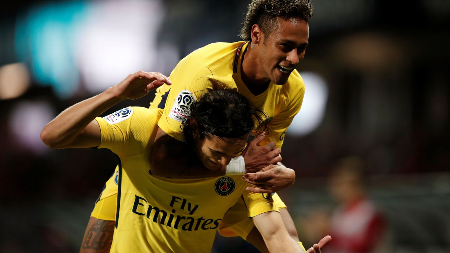 Neymar celebra un gol con Edinson Cavani en su debut con el PSG. (Reuters)