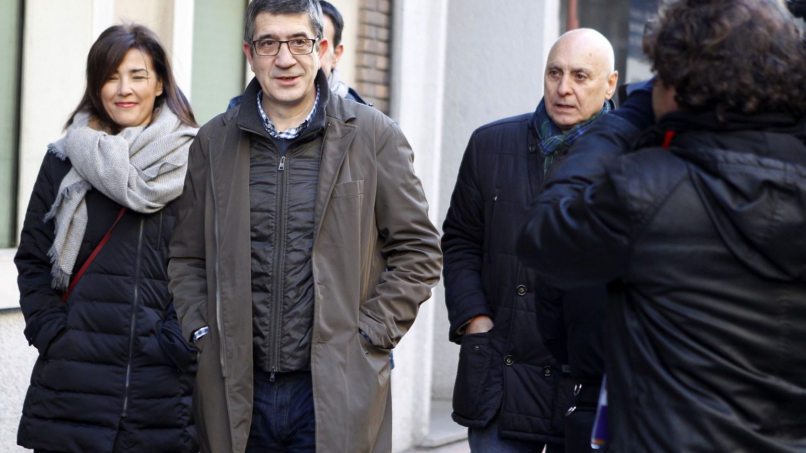 Foto: Patxi López llega a la sede del PSOE en Ferraz acompañado de su mujer, Begoña Gil, y de Rodolfo Ares, este 14 de enero. (EFE)