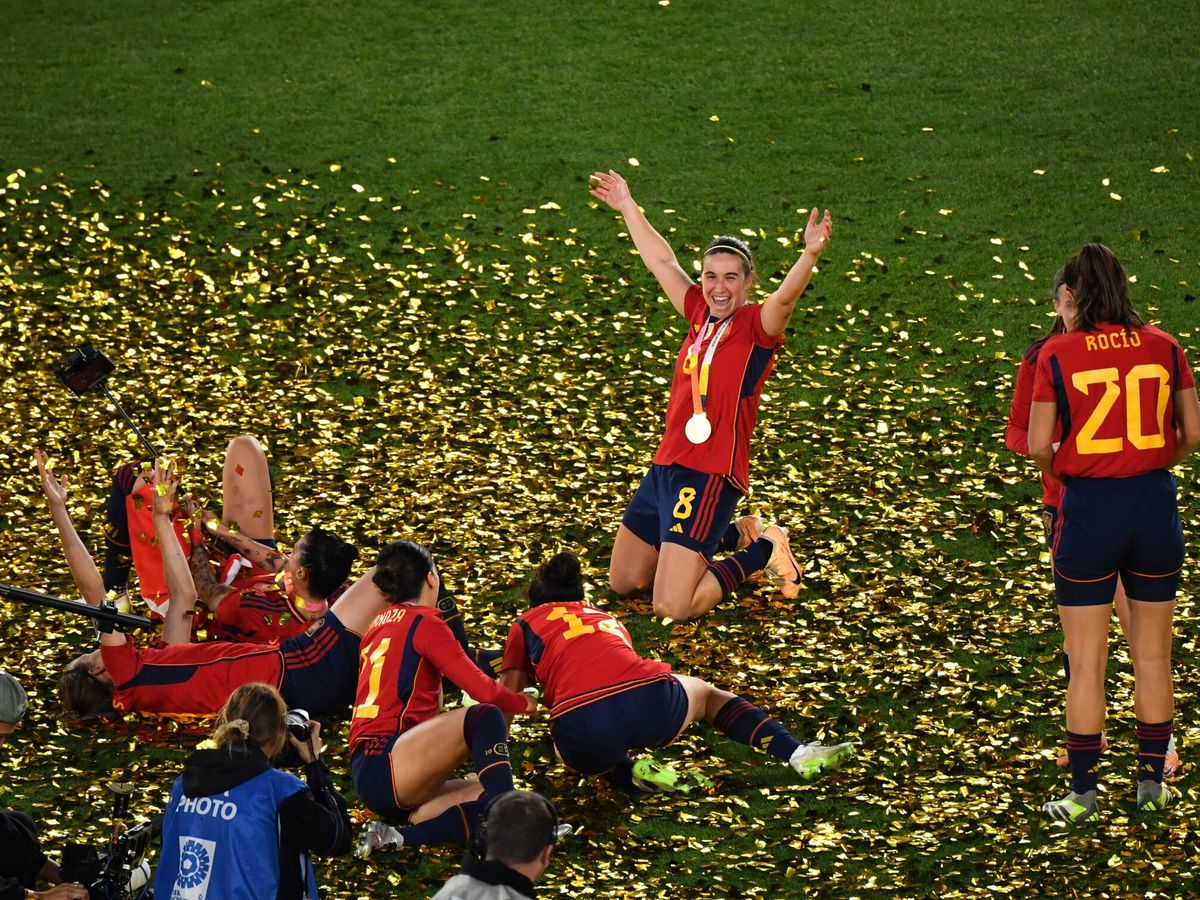 Foto: Jugadoras de la selección española celebran la victoria en el Mundial (EFE/EPA/BIANCA DE MARCHI)