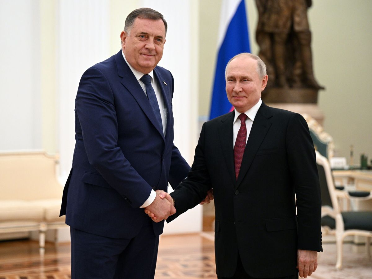Foto: El presidente de la república Srpska, Milorad Dodik, saluda al presidente ruso Vladímir Putin este mayo. (EFE/Alexey Filipov)