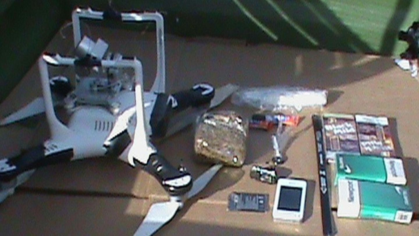 Imagen policial de un dron incautado por la Policía de EEUU con varios paquetes de droga y otros materiales. (Reuters)