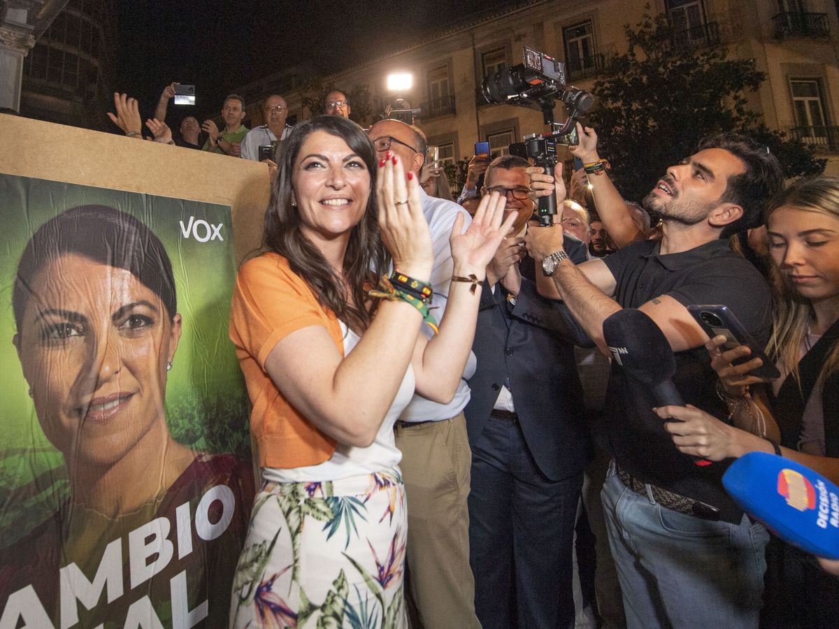 Foto: Macarena Olona empieza la campaña en Granada. (EFE/Miguel Ángel Molina)